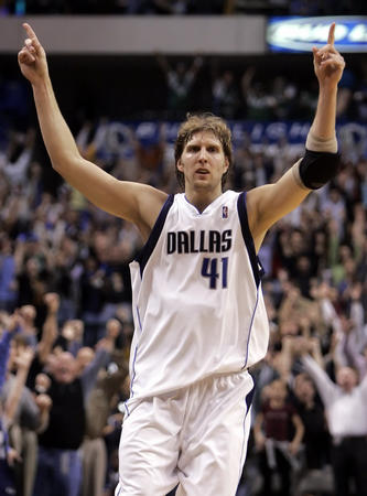 太嚣张了！CBA外援被驱逐后，用手怒指裁判，赛后竟发文这样说.